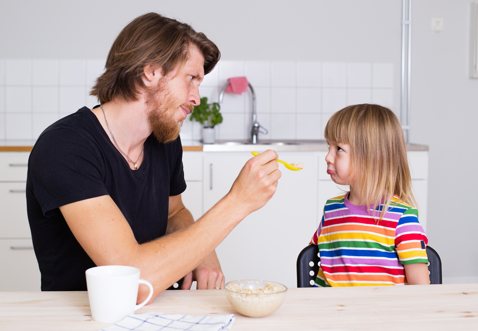 Bimbi schizzinosi a tavola: consigli su come educarli