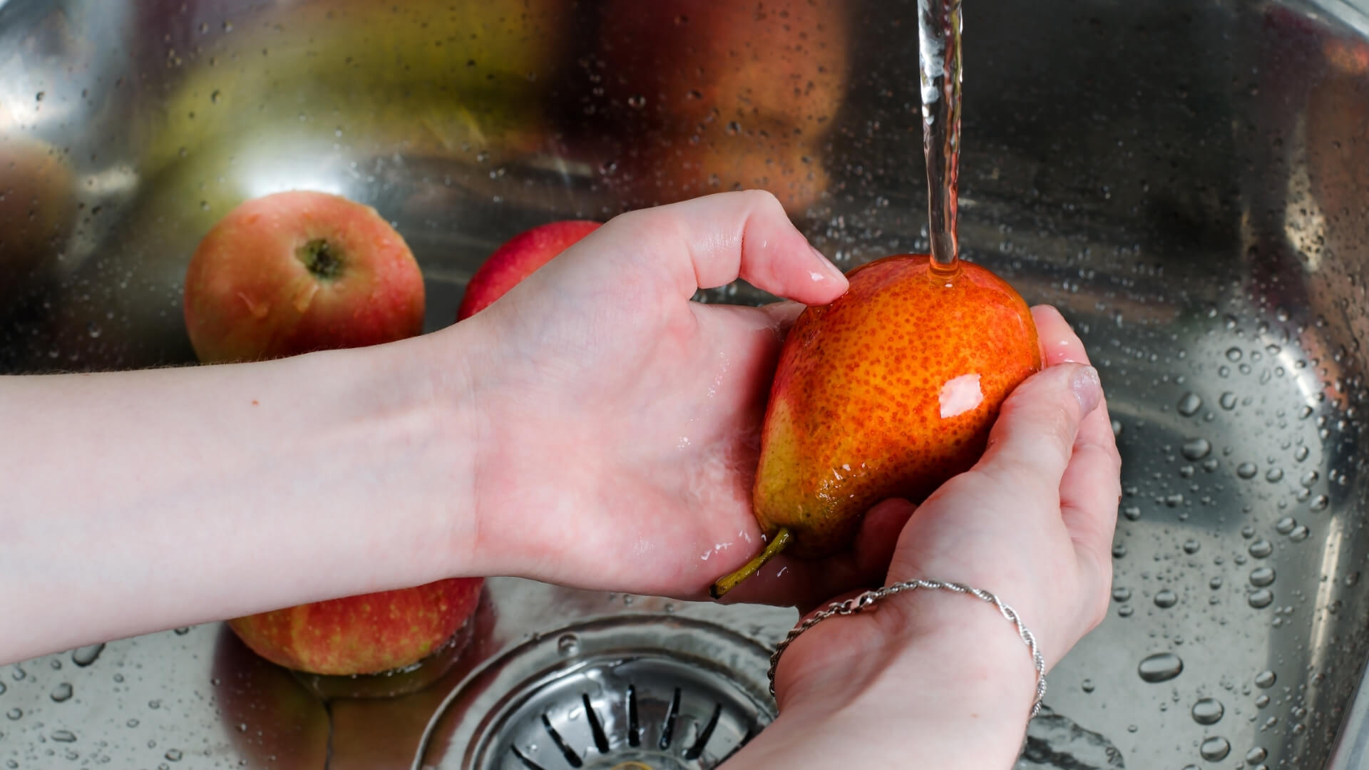 lavare la frutta e le pere per eliminare pesticidi e batteri